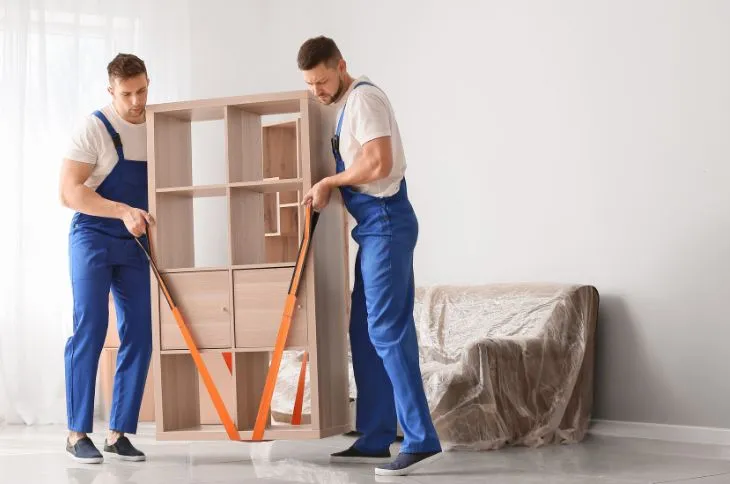 Möbelpacker platzieren Regal in Wohnung Möbelpacker platzieren Regal in Wohnung