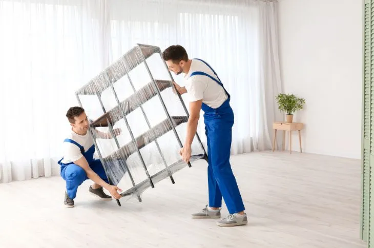 Umzugshelfer tragen Regal Umzugshelfer tragen Regal